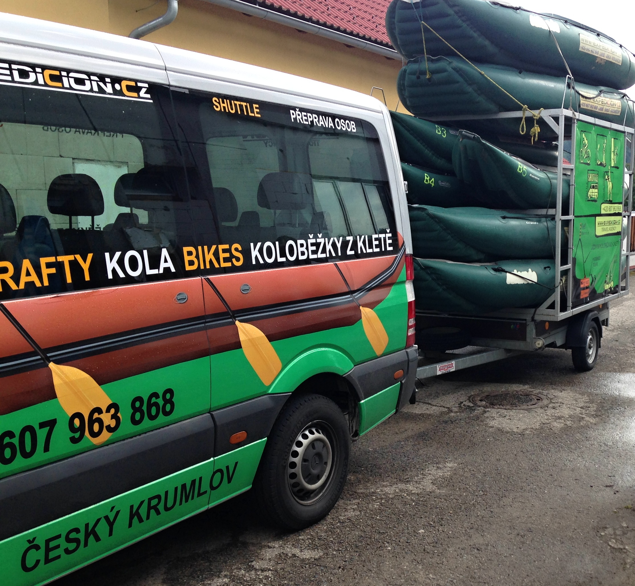 přeprava lodi na řece Vltavě